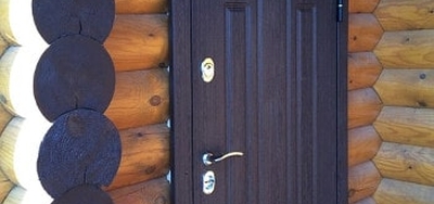 Монтаж стальной двери с МДФ в загородный дом из бревна