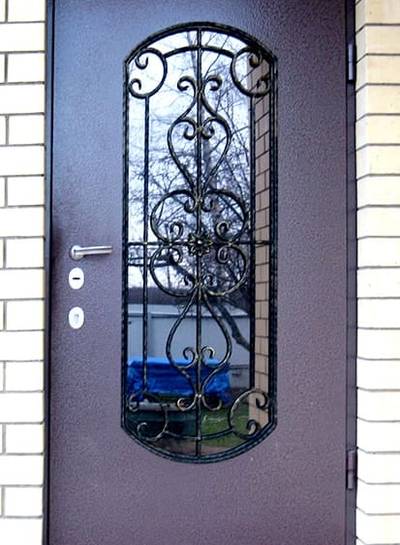 Дверь для дома с ковкой и стеклом
