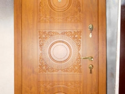 Фрезерованная коричневая дверь снаружи