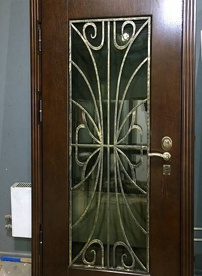Коричневая дверь со стеклопакетом и ковкой