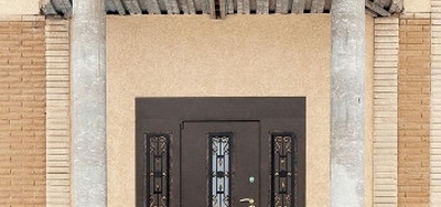 Установка нестандартной парадной двери в коттедж в Голицыно