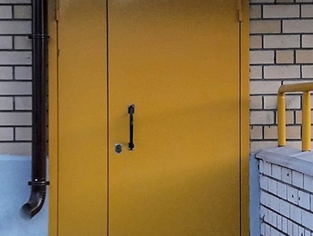 Желтая порошковая дверь