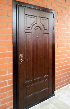 Дверь в коттедж